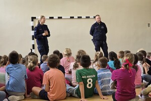 na zdjęciu widać policjantów i uczniów