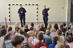 na zdjęciu widać policjantów i uczniów