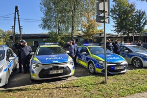 na zdjeciu widać policjantów oddających hołd