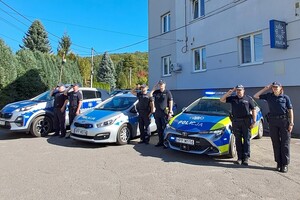 na zdjeciu widać policjantów oddających hołd