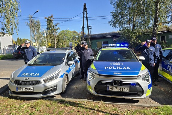 na zdjeciu widać policjantów oddających hołd