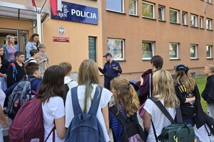 na zdjęciu widać dzieci i policjanta