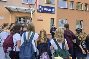 na zdjęciu widać dzieci i policjanta