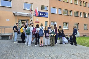 na zdjęciu widać dzieci i policjanta