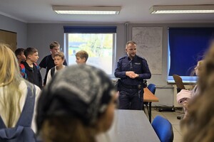na zdjęciu widać dzieci i policjanta