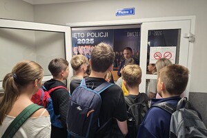 na zdjęciu widać dzieci i policjanta