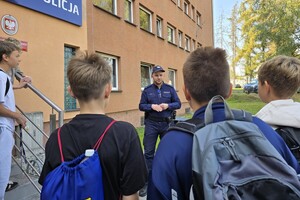 na zdjęciu widać dzieci i policjanta