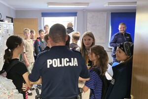 na zdjęciu widać dzieci i policjantów
