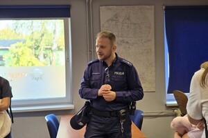 na zdjęciu widać dzieci i policjanta