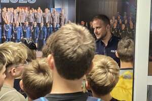 na zdjęciu widać dzieci i policjanta