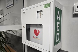 na zdjęciu widać urządzenie AED