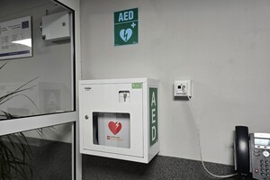 na zdjęciu widać urządzenie AED
