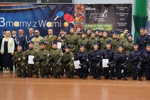 na zdjęciu widać uczniów i policjantów