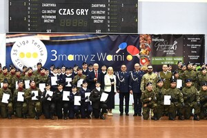 na zdjęciu widać uczniów i policjantów