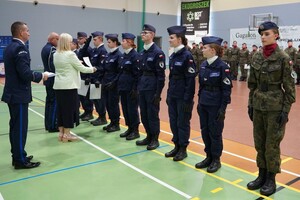 na zdjęciu widać uczniów i policjantów