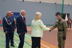 na zdjęciu widać uczniów i policjantów