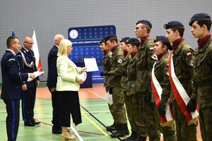na zdjęciu widać uczniów i policjantów