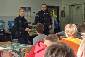 na zdjeciu widać policjantów i uczniów