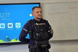 na zdjeciu widać policjanta