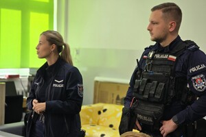 na zdjeciu widać policjantów