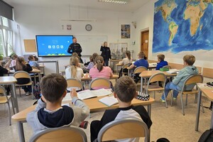 na zdjeciu widać policjantów i uczniów