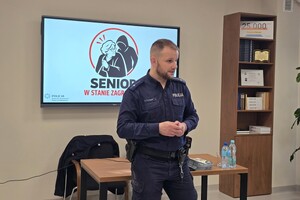 na zdjęciu widać  policjanta