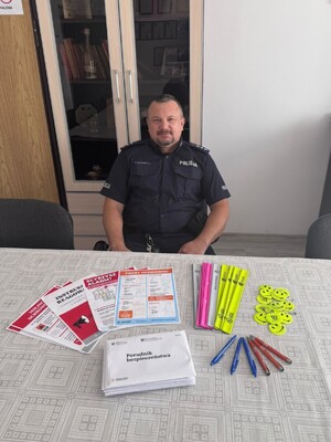 na zdjęciu widać policjanta