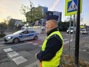 na zdjęciu widać policjanta