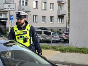 na zdjęciu widać policjanta