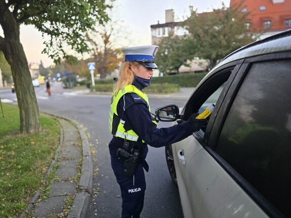 na zdjęciu widać policjantkę