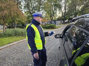 na zdjęciu widać policjanta