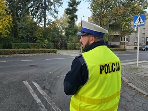 na zdjęciu widać policjanta