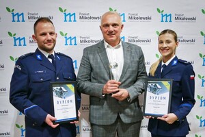na zdjęciu widać policjantów z nagrodą